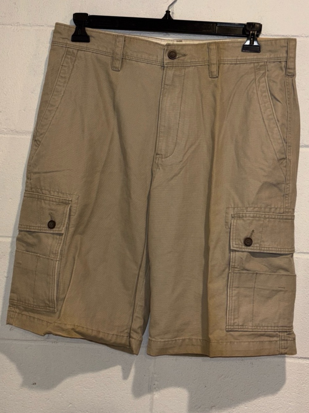 Axist men’s beige utility cargo shorts size size 34”